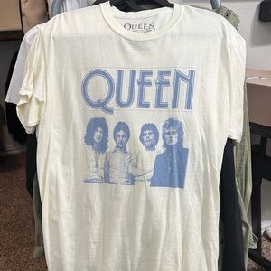 Que Cream Tee with Blue Band Graphic